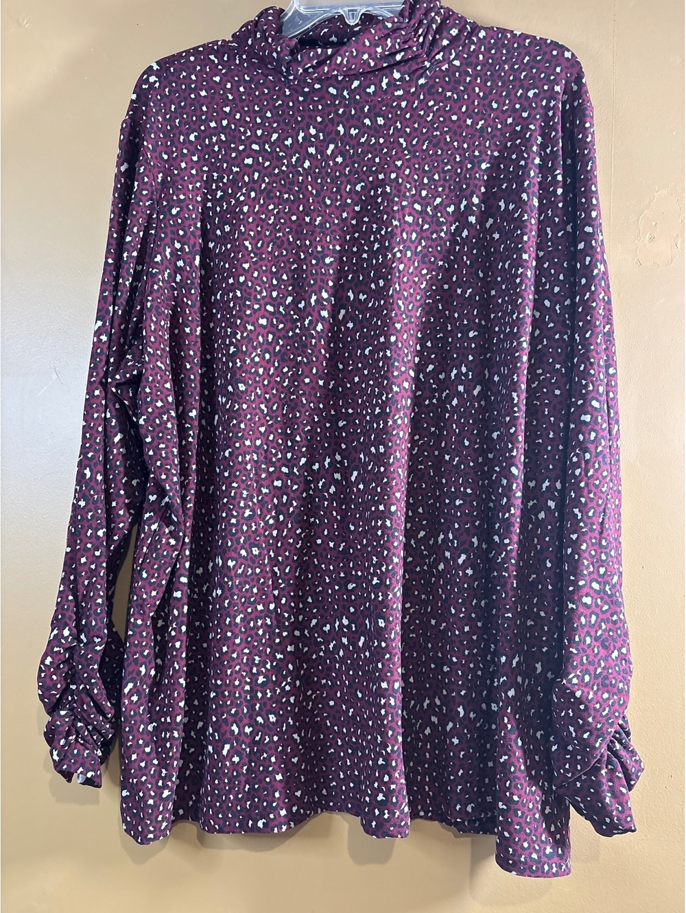 HC1253. Susan Graver Women's Plus Size 2X Burgundy Animal Print Pullover Top